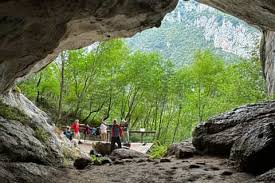 Pëllumbas Cave